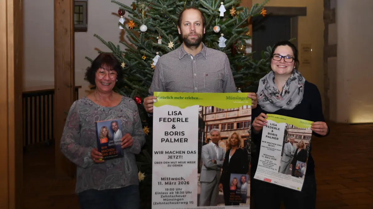 Stadtbüchereileitern Ulla Krämer, Kulturamtsleiter Yannik Krebs und Debora Rehm von der VHS informieren über die Lesung.