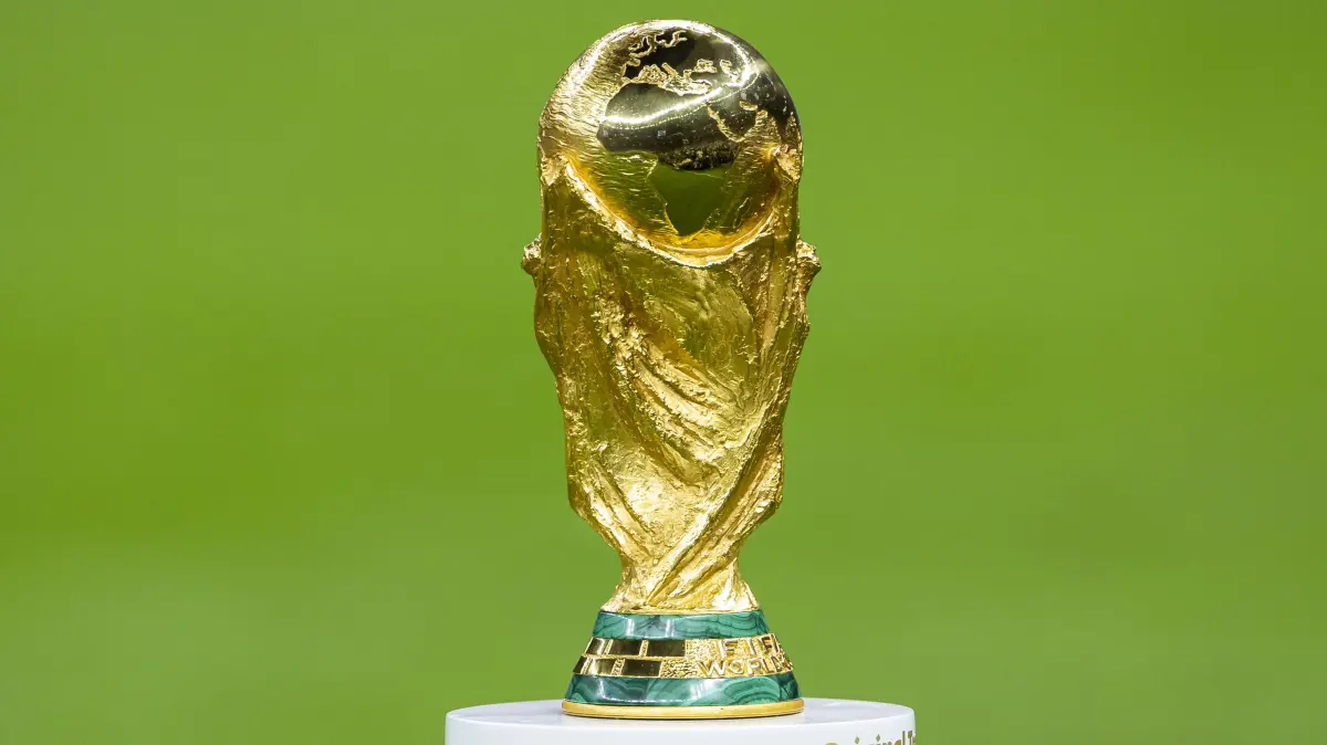 Fußball: WM, Argentinien - Frankreich, Finalrunde, Finale, Lusail Stadion, Der WM - Pokal steht vor dem Spiel auf dem Rasen. (zu dpa: «Iran sichert sich Ticket für Fußball-WM 2026») +++ dpa-Bildfunk +++ Wer Tickets für die Spiele mit deutscher Beteiligung bei der WM in den USA, Kanada und Mexiko ergattern will, hat jetzt die Chance dazu. So kommen Fans an Tickets.