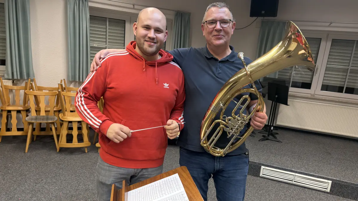 Heiko Springer (links) ist sehr zur Freude vom Vereinsvorsitzenden Hubert Stoll der neue Dirigent beim Musikverein Schmiechen.