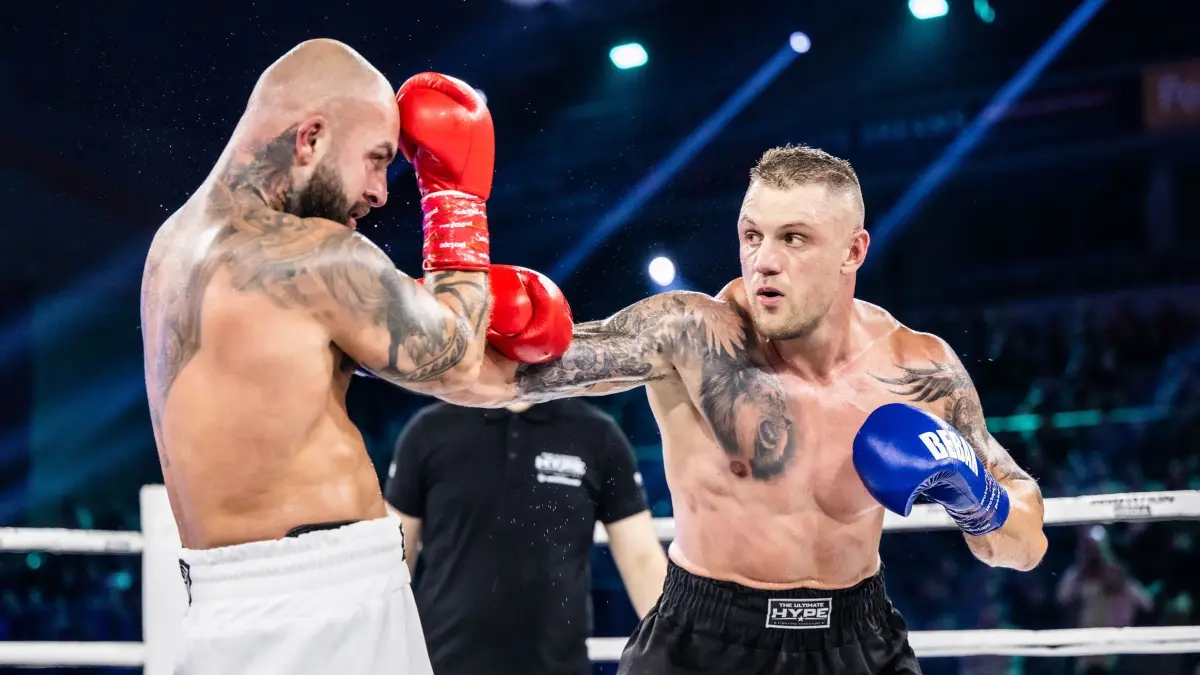Anfang Oktober stand Michael Smolik (rechts) noch im Ring und gewann seinen Boxkampf gegen Ringlife.