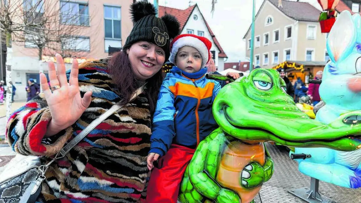 Die kleinen Besucher dürfen sich auf dem Fürstlichen Weihnachtsmarkt auf Karussell- und Eisenbahnfahrten freuen.