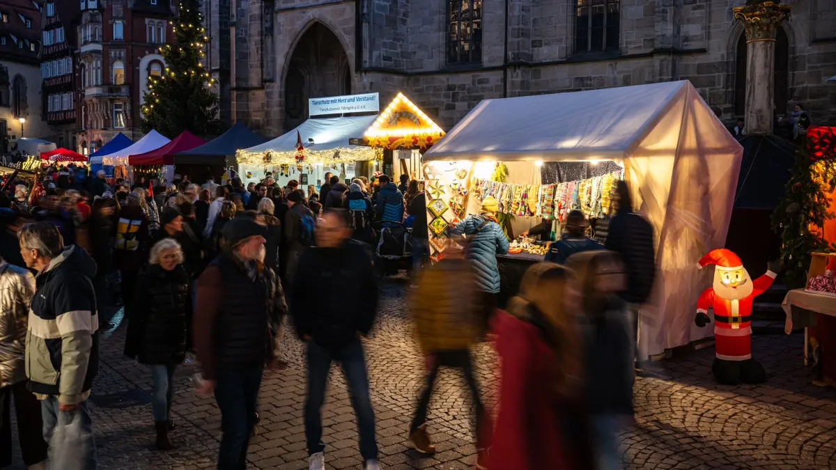 Tübinger Weihnachtsmarkt 2025, Andrang auf dem Holzmarkt.
