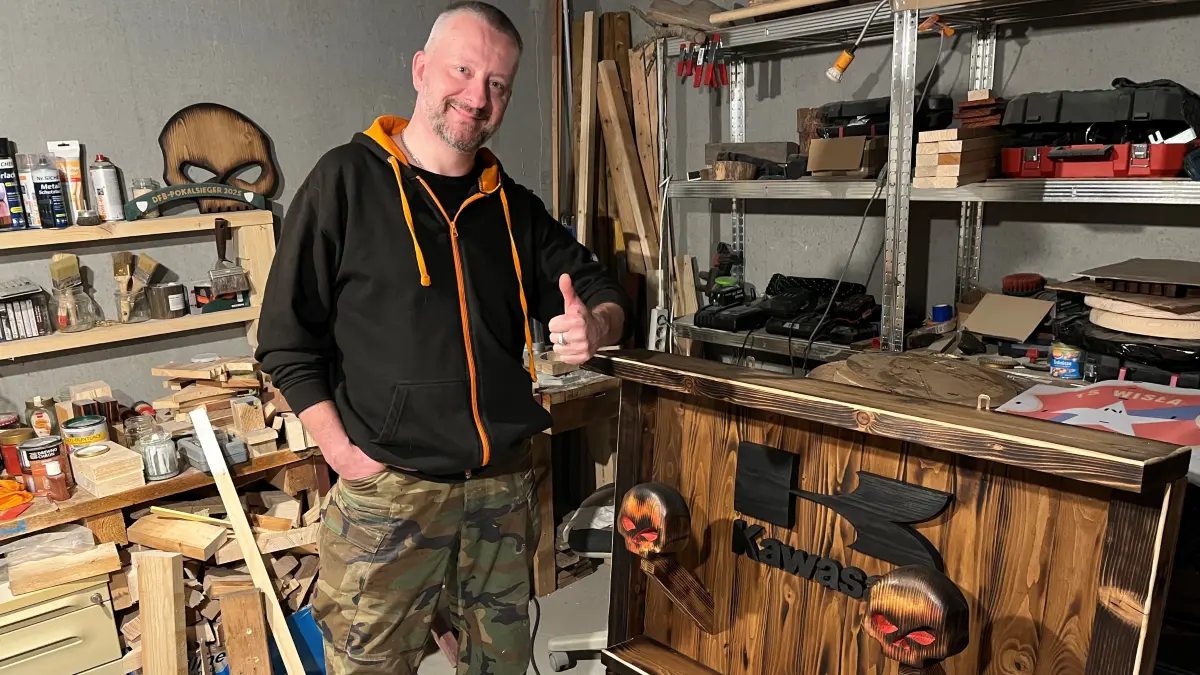 Mariusz T. Gniewny fertigt in seinem Hobbykeller in Mühlheim kunstvoll gestaltete Holzarbeiten an.