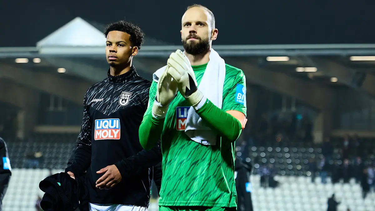 GER, SSV Ulm 1846 gegen VFL Osnabrueck, Fussball, 3. Liga, 18. Spieltag, Spielzeit 2025/2026, 12.12.2025 : Julian Etse (SSV Ulm 1846, #04) und Christian Ortag (SSV Ulm 1846, #39) enttaeuscht
GER, SSV Ulm 1846 gegen VFL Osnabrueck, Fussball, 3. Liga, 18. Spieltag, Spielzeit 2025/2026, 12.12.2025
DFL, DFB regulations prohibit any use of photographs as image sequences and/or quasi-video
Foto: Eibner-Pressefoto/Gerald Oelze-de Stoppany