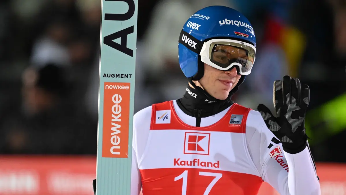 Skisprung Weltcup Klingenthal: 12.12.2025, Sachsen, Klingenthal: Ski nordisch/Skispringen: Weltcup, Großschanze, Männer, Qualifikation. Luca Roth aus Deutschland nach seinem Sprung. Foto: Hendrik Schmidt/dpa +++ dpa-Bildfunk +++