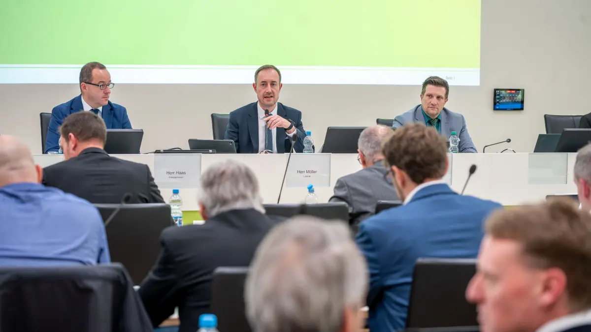 Landratsamt Kreistag Göppingen: Sitzung des Kreistags - Sparhaushalt wird verabschiedet, großes Zuschauerinteresse erwartet Kahlschlag Kürzungen im sozialen Bereich