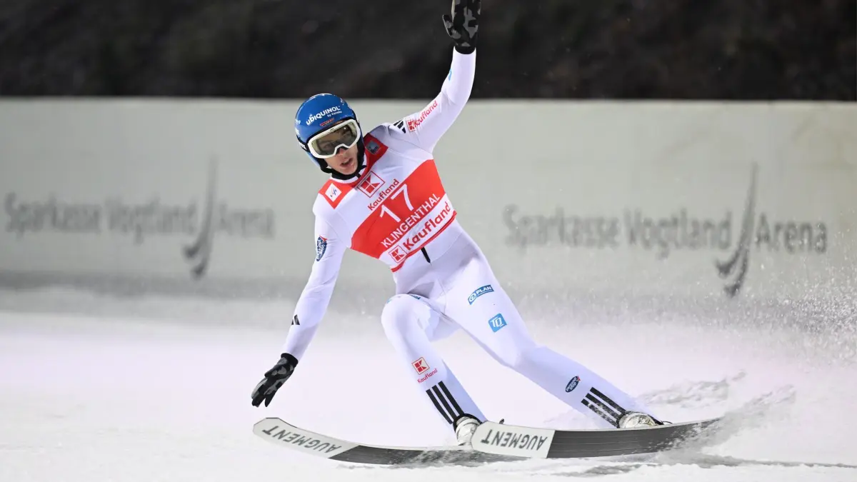Skisprung Weltcup Klingenthal: 12.12.2025, Sachsen, Klingenthal: Ski nordisch/Skispringen: Weltcup, Großschanze, Männer, Qualifikation. Luca Roth aus Deutschland in Aktion. Foto: Hendrik Schmidt/dpa +++ dpa-Bildfunk +++