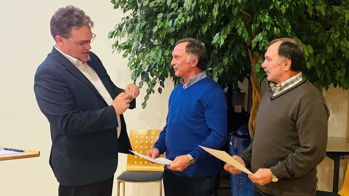 Bürgermeister Michael Dieterich mit Helmut und Willi Hirschmann.