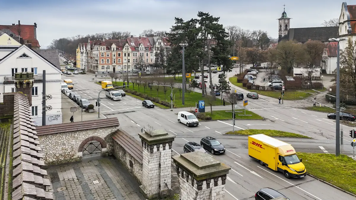 Bismarckring (B10) mit Ehinger Tor und Richtung Adenauerbrücke
