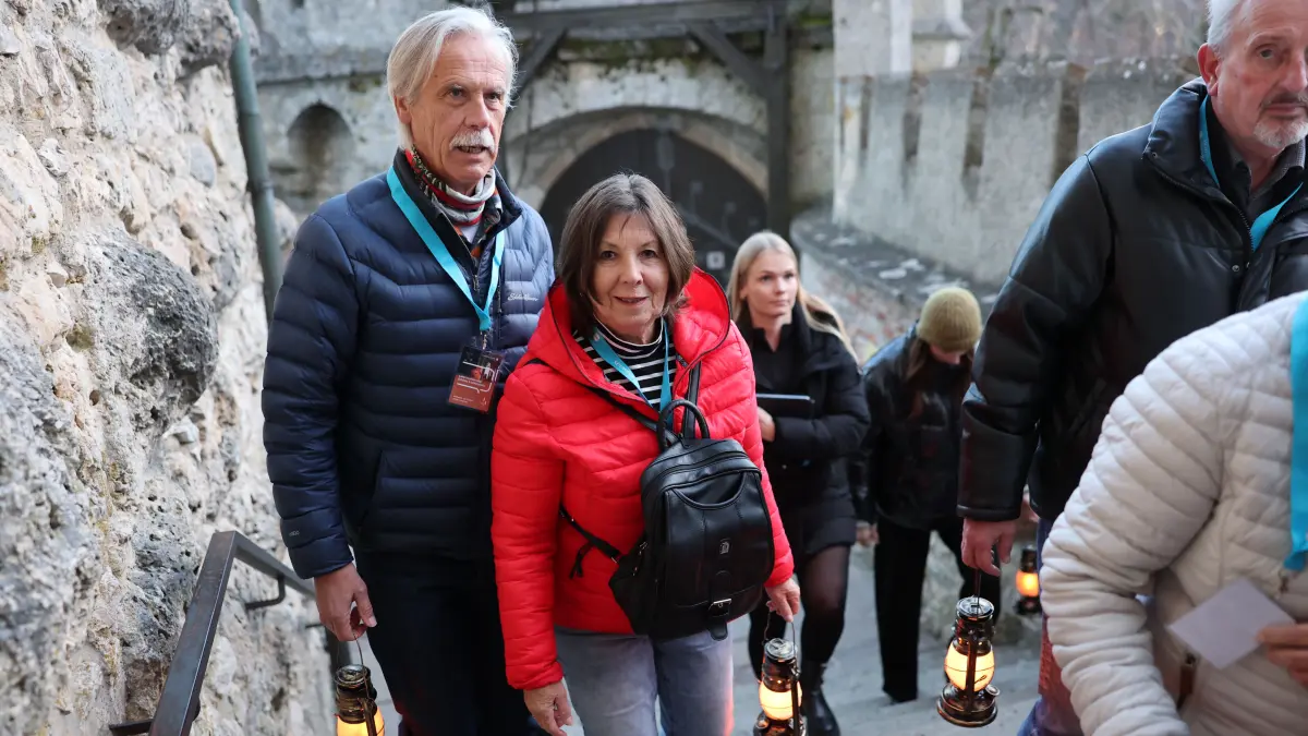 Spannung beim Aufstieg. Am Mittwoch und Donnerstag durften die Gewinner bei der Mehrwert-Tour der SÜDWEST PRESSE zur Lartenenführung auf Schloss Lichtenstein.
