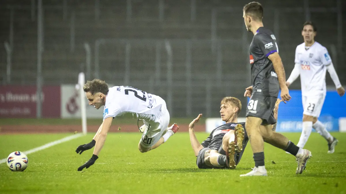 Fußball, SSV Ulm (weiß) Das war das Heimspiel am Freitagabend gegen den VfL Osnabrück (schwarz), Mirnes Pepic