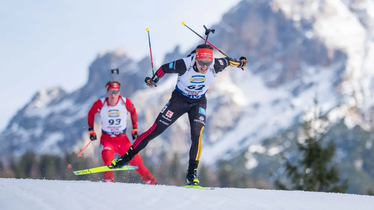 Biathlon Weltcup: 12.12.2025, Österreich, Hochfilzen: Biathlon Weltcup. Artur Iskhakov (Slowakei) und Philipp Horn (Deutschland) während des 10 km Biathlon-Sprints der Männer. Foto: Georg Hochmuth/APA/dpa +++ dpa-Bildfunk +++