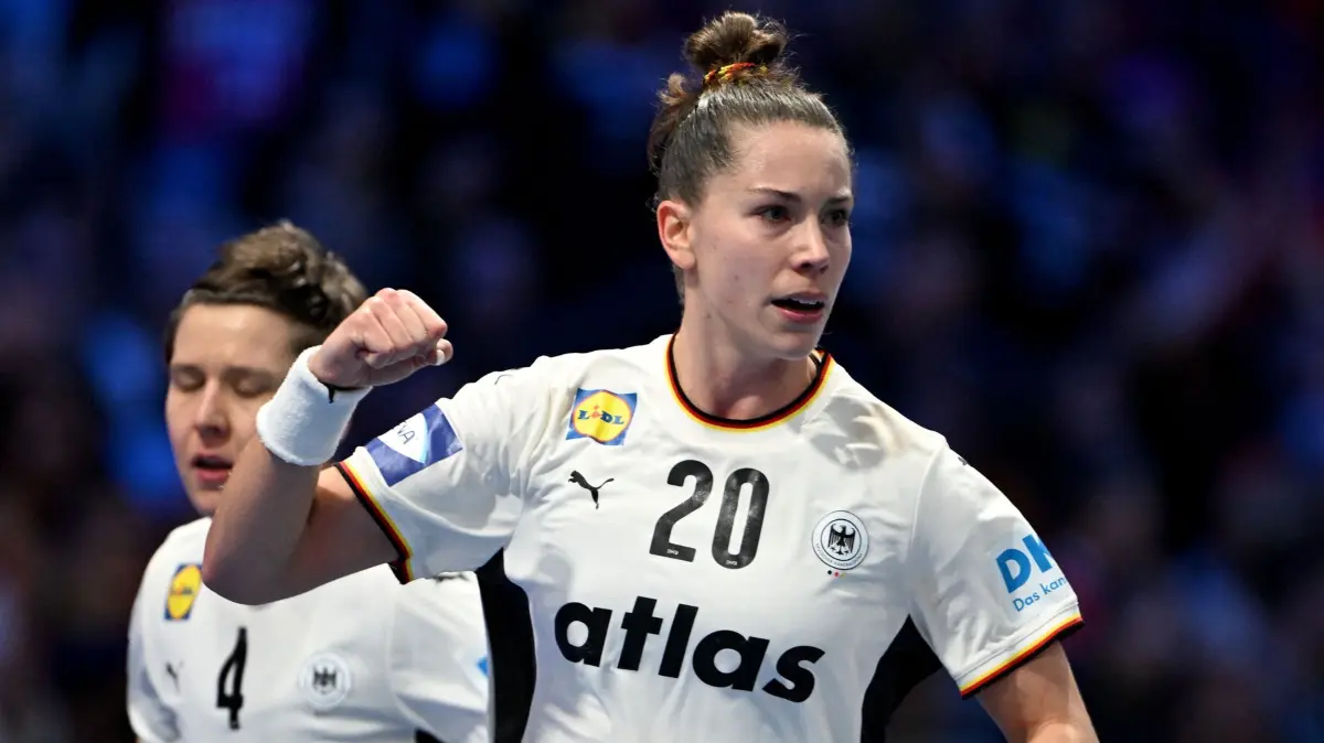 Frankreich - Deutschland: 12.12.2025, Niederlande, Rotterdam: Handball, Frauen: WM, Frankreich - Deutschland, Finalrunde, Halbfinale. Emily Vogel (r, Deutschland) und Alina Grijseels (Deutschland) jubeln. Foto: Federico Gambarini/dpa +++ dpa-Bildfunk +++