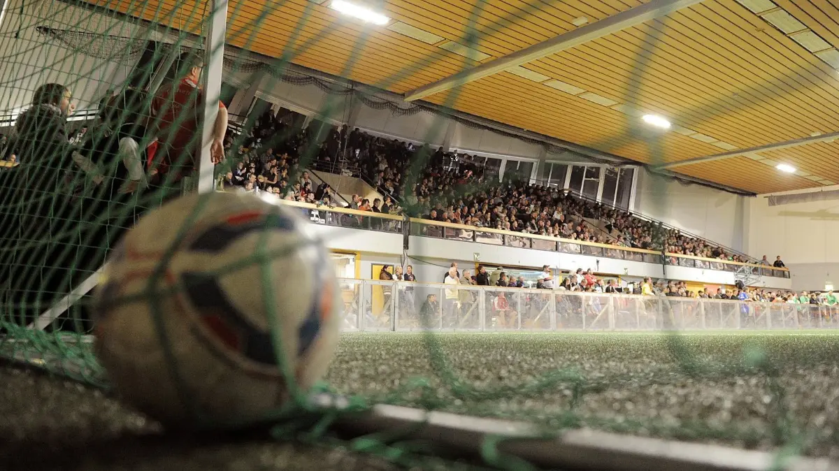 Hallenfussball; Stadtteilpokal Horb 2011/2012: Vorsicht: Dieses Foto ist möglicherweise nur für den einstigen Verlag Schwäbisches Tagblatt verwendbar. Hallenfussball; Stadtpokal Horb 2011/2012 04.01.2012
FINAL
SG Altheim / Gruenmettstetten - SSV Dettensee
FEATURE, BALLim NETZ in der Hohenberghalle
FOTO: Pressefoto ULMER/Markus Ulmer
xxNOxMODELxRELEASExx