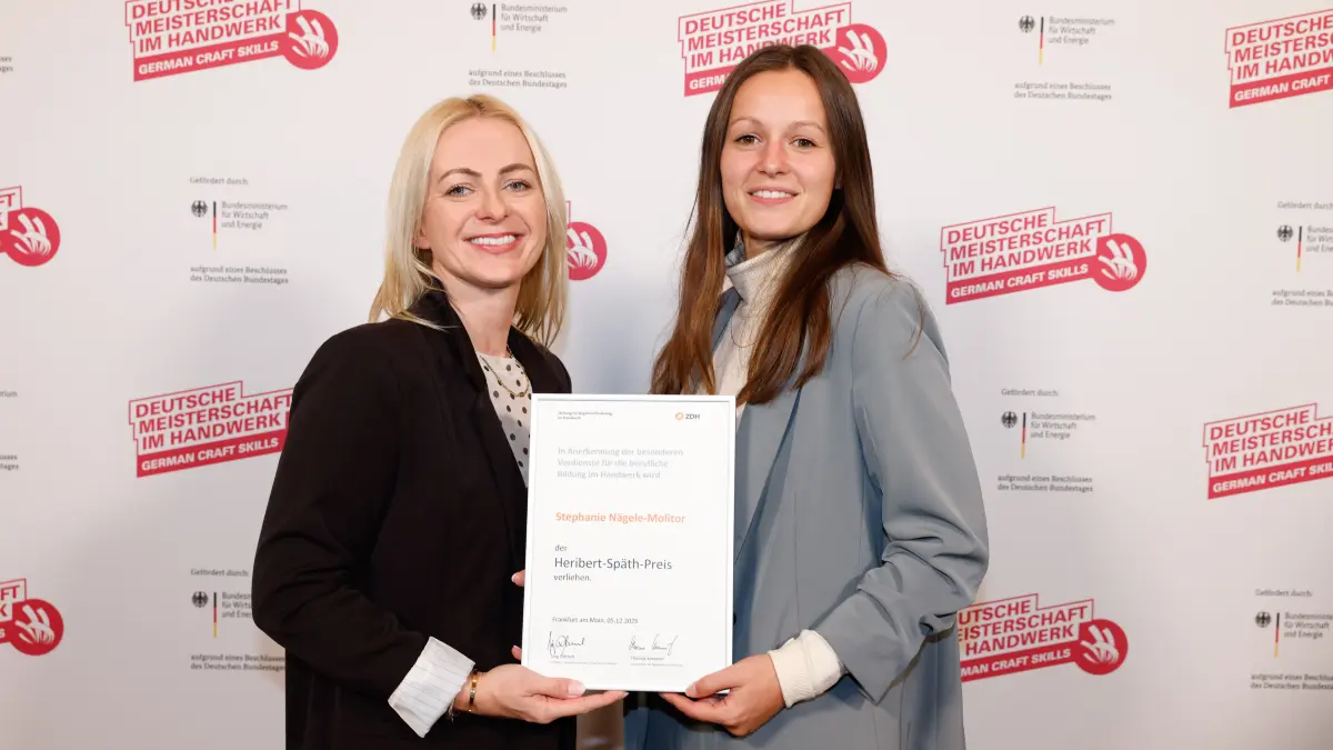 Die beiden Ausbildungsleiterinnen Stephanie Nägele-Molitor (Mitglied der Geschäftsleitung bei Stahlbau Nägele, links) und Julia Kleinknecht (Assistentin der Geschäftsleitung) freuen sich über die Auszeichnung.