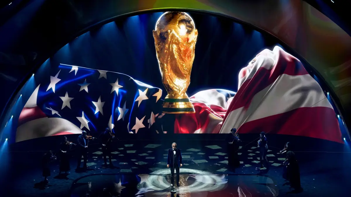Fußball: WM, Auslosung der Vorrunde im John F. Kennedy Center for the Performing Arts. Der Sänger Andrea Bocelli tritt zu Beginn der Auslosung auf. Die FIFA Fußball-WM findet vom 11. Juni bis 19. Juli 2026 in den USA, Mexiko und Kanada statt. +++ dpa-Bildfunk +++