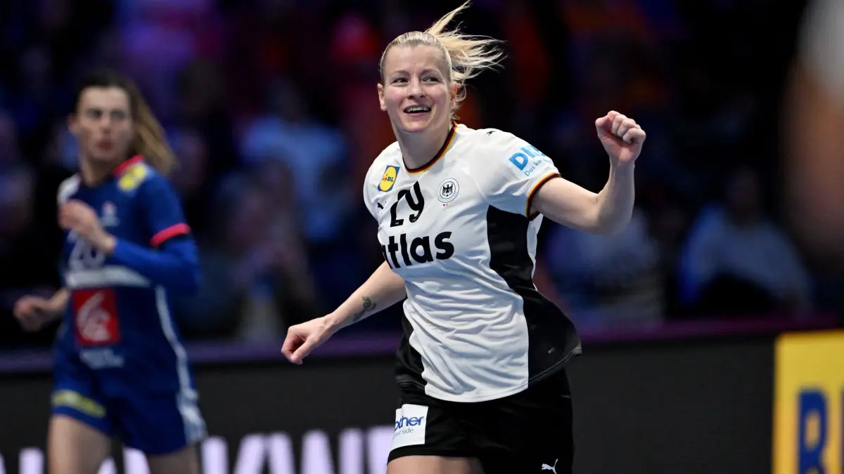 12.12.2025, Niederlande, Rotterdam: Handball, Frauen: WM, Frankreich - Deutschland, Finalrunde, Halbfinale. Antje Döll (Deutschland) jubelt. Foto: Federico Gambarini/dpa +++ dpa-Bildfunk +++