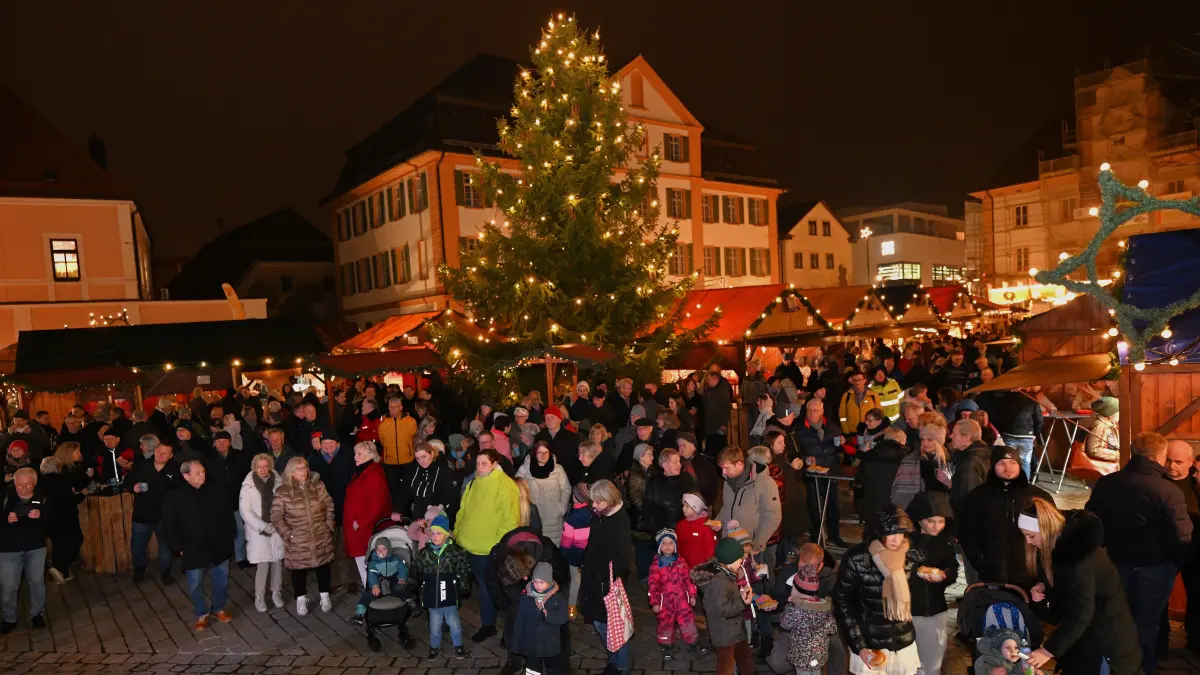 Zahlreiche kleine und große Besucher genossen den bunten Trubel auf dem Ehinger Weihnachtsmarkt und die Klänge der Stadtkapelle.