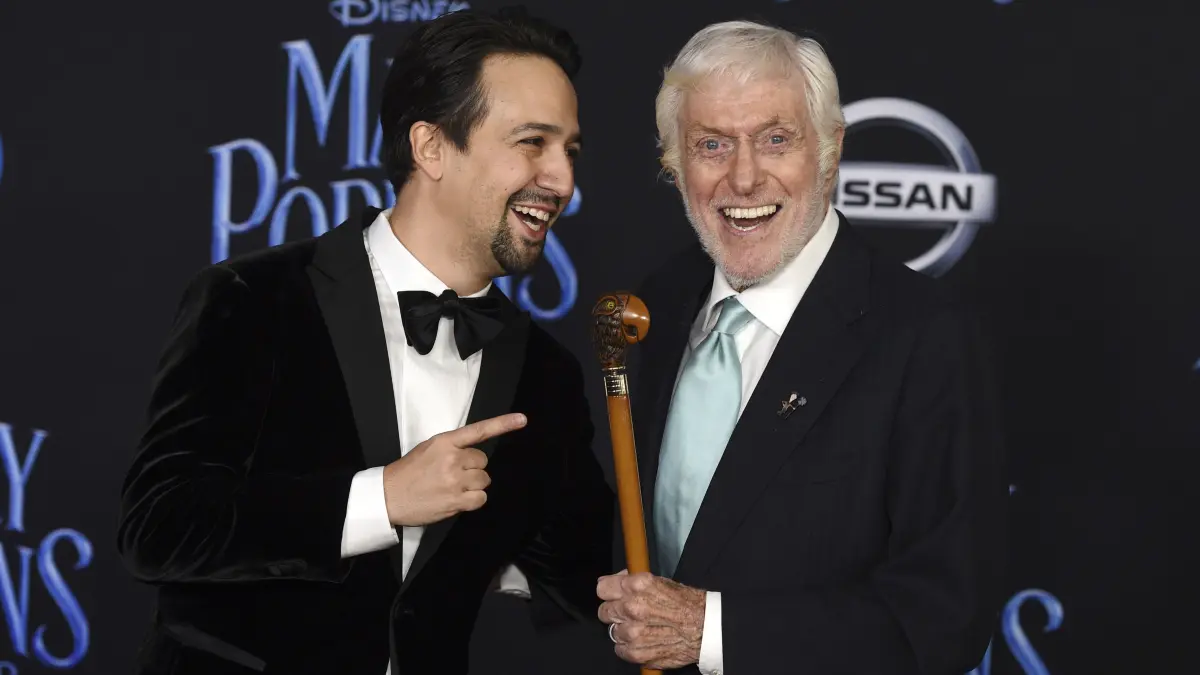 Lin-Manuel Miranda (l) und Dick Van Dyke stehen vor der Premiere des Films "Mary Poppins Returns" im Dolby Theatre auf dem Roten Teppich.