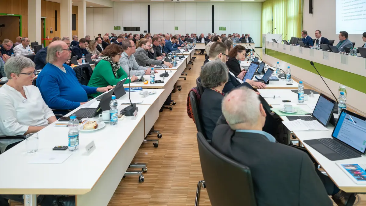 Landratsamt Kreistag Göppingen: Sitzung des Kreistags - Sparhaushalt wird verabschiedet, großes Zuschauerinteresse erwartet Kahlschlag Kürzungen im sozialen Bereich