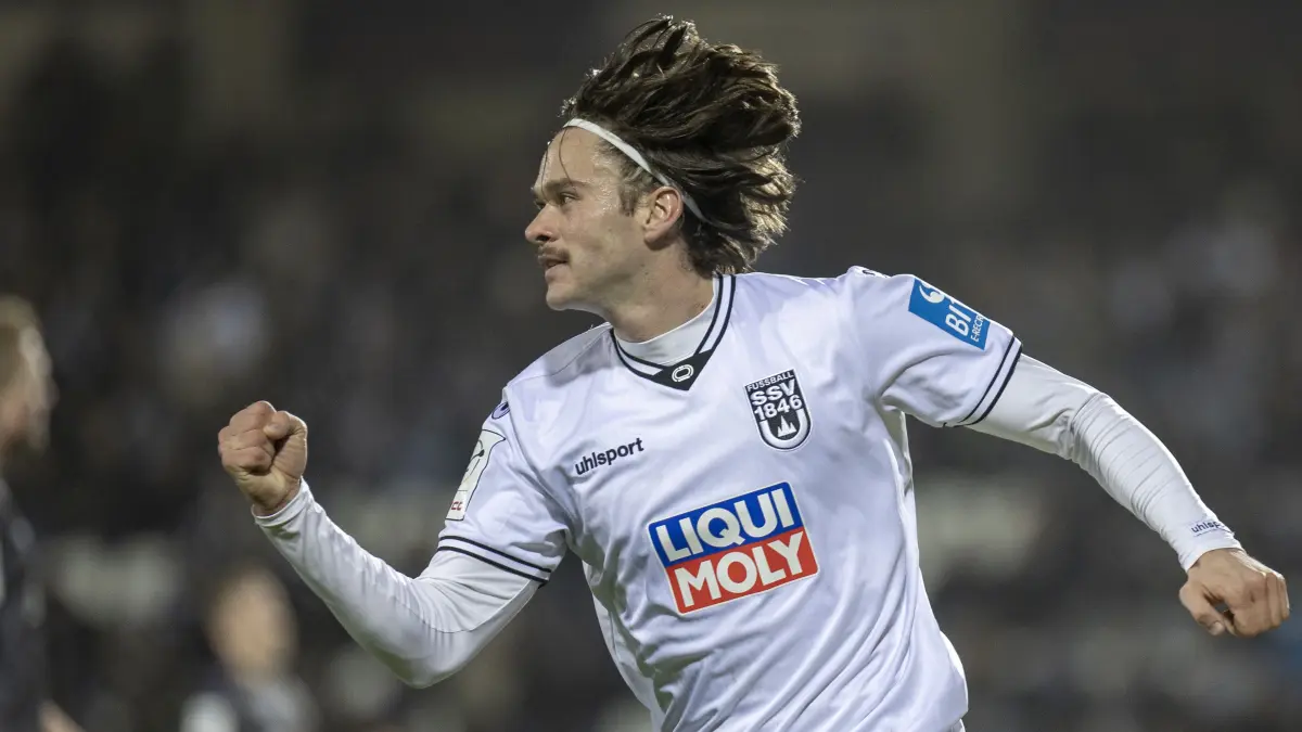 Fußball, SSV Ulm (weiß) Das war das Heimspiel am Freitagabend gegen den VfL Osnabrück (schwarz), Elias Löder, Jubel über sein fünftes Saisontor