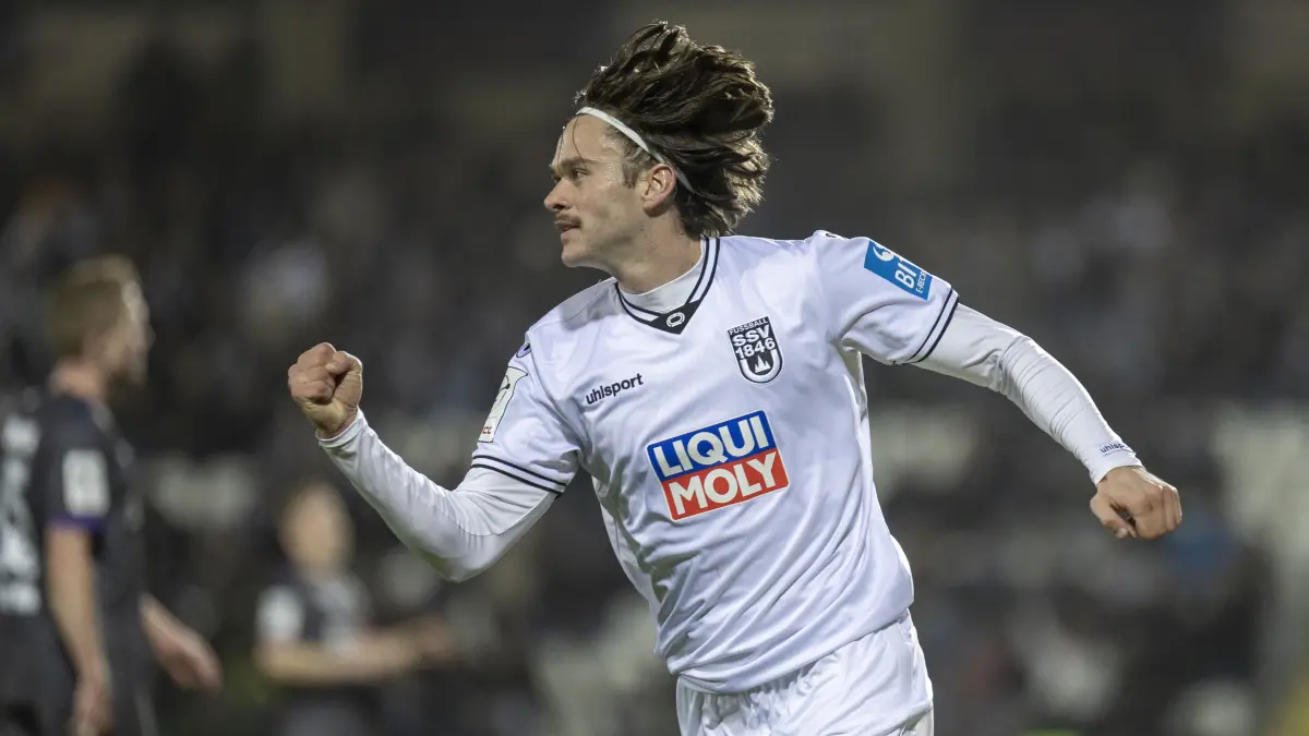 Fußball, SSV Ulm (weiß) Das war das Heimspiel am Freitagabend gegen den VfL Osnabrück (schwarz), Elias Löder, Jubel über sein fünftes Saisontor