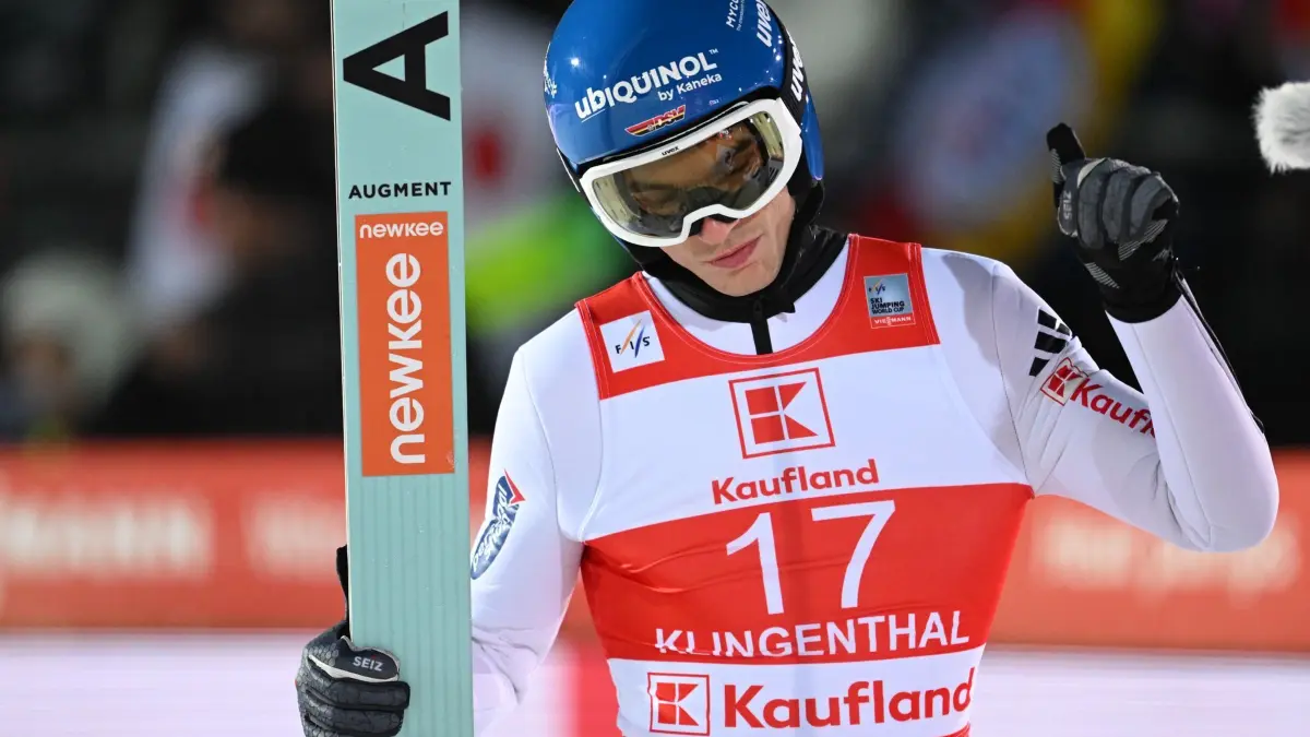Skisprung Weltcup Klingenthal: 12.12.2025, Sachsen, Klingenthal: Ski nordisch/Skispringen: Weltcup, Großschanze, Männer, Qualifikation. Luca Roth aus Deutschland reagiert nach seinem Sprung. Foto: Hendrik Schmidt/dpa +++ dpa-Bildfunk +++