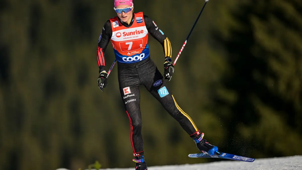 Ski-Weltcup in Davos: 12.12.2025, Schweiz, Davos: Ski nordisch/Langlauf: Weltcup, Team-Sprint Freistil, Frauen, Qualifikation. Laura Gimmler aus Deutschland in Aktion. Foto: Gian Ehrenzeller/KEYSTONE/dpa +++ dpa-Bildfunk +++