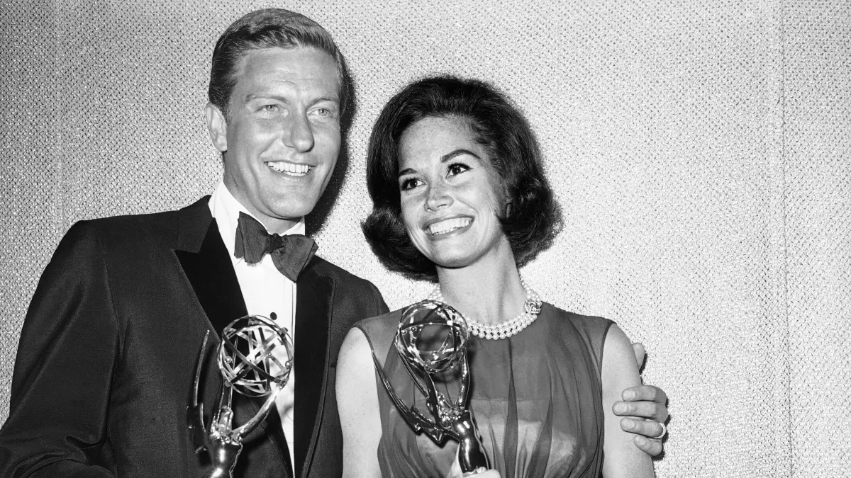 ARCHIV - Die US-Schauspieler Richard Wayne "Dick" Van Dyke (l) und Mary Tyler Moore, die zusammen in der Fernsehserie "The Dick Van Dyke Show" auftraten, freuen sich am 25.05.1964 in Los Angeles im Palladium über ihre Auszeichnung mit dem Emmy als bester Schauspieler und beste Schauspielerin.