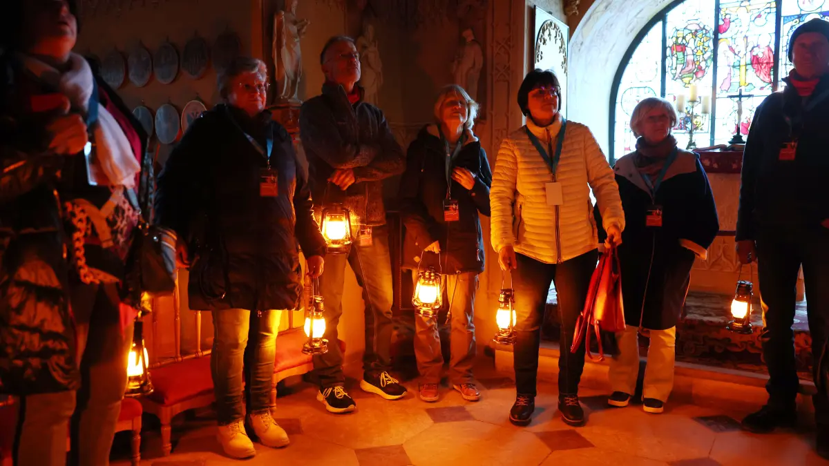 Im Schein der Laternen entfalten die Räume von Schloss Lichtenstein eine fast schon mystische Atmosphäre: Am Mittwoch und Dienstag durften 20 Gewinnerinnen und Gewinner bei der Mehrwert-Tour der SÜDWEST PRESSE eine spezielle Führung mitmachen.