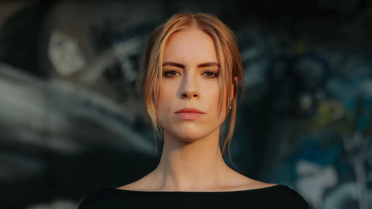 Zoe (Lara Dandelion Seibert) spricht über den Tod ihrer Mutter.