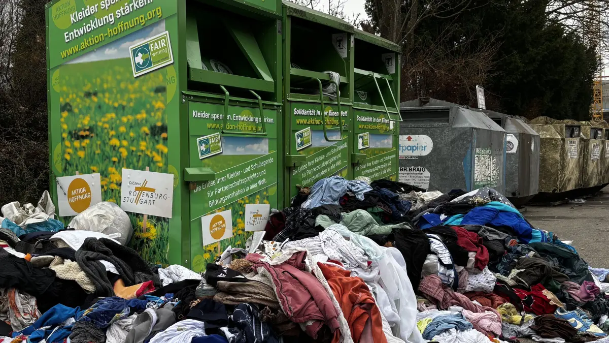 Vor den Altkleidercontainern in der Alamannenstraße stapeln sich die Spenden. Das ärgert auch OB Alexander Baumann.