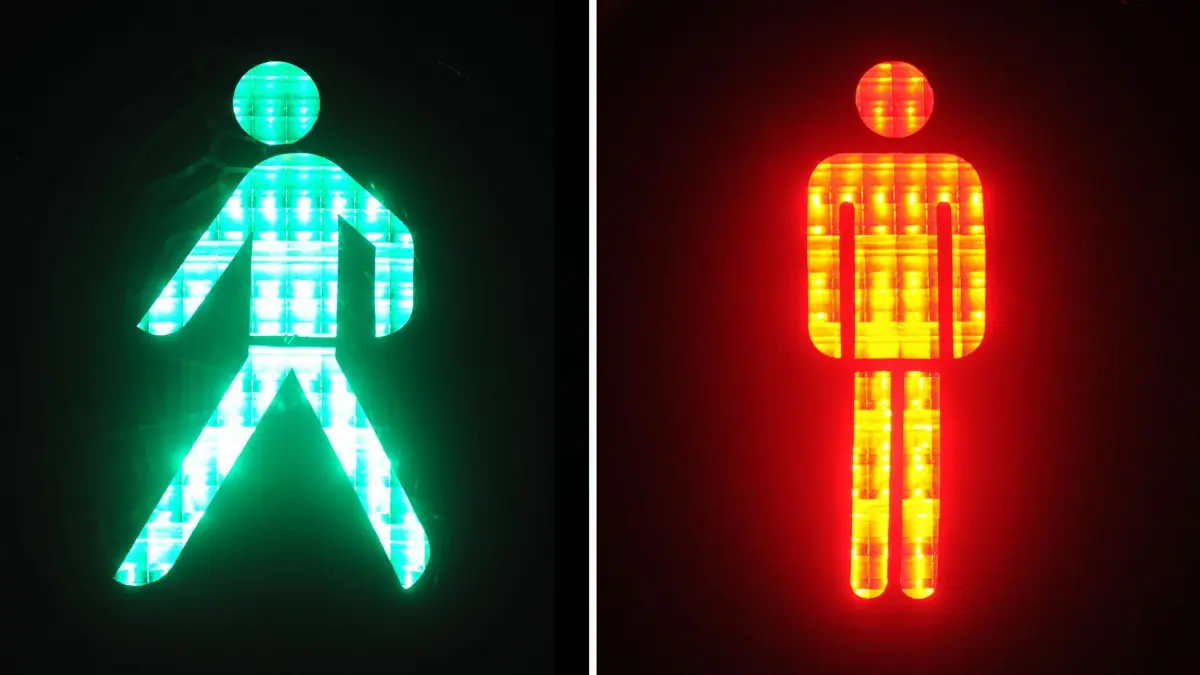 Ampelmännchen: ARCHIV - 02.01.2012, Bayern, München: Ein grünes und ein rotes Ampelmännchen sind an einer Fußgängerampel zu sehen (Bildkombo). (zu dpa: «Erste Hamburger Ampel stand 1925 an der Mönckebergstraße») Foto: Felix Hörhager/dpa +++ dpa-Bildfunk +++