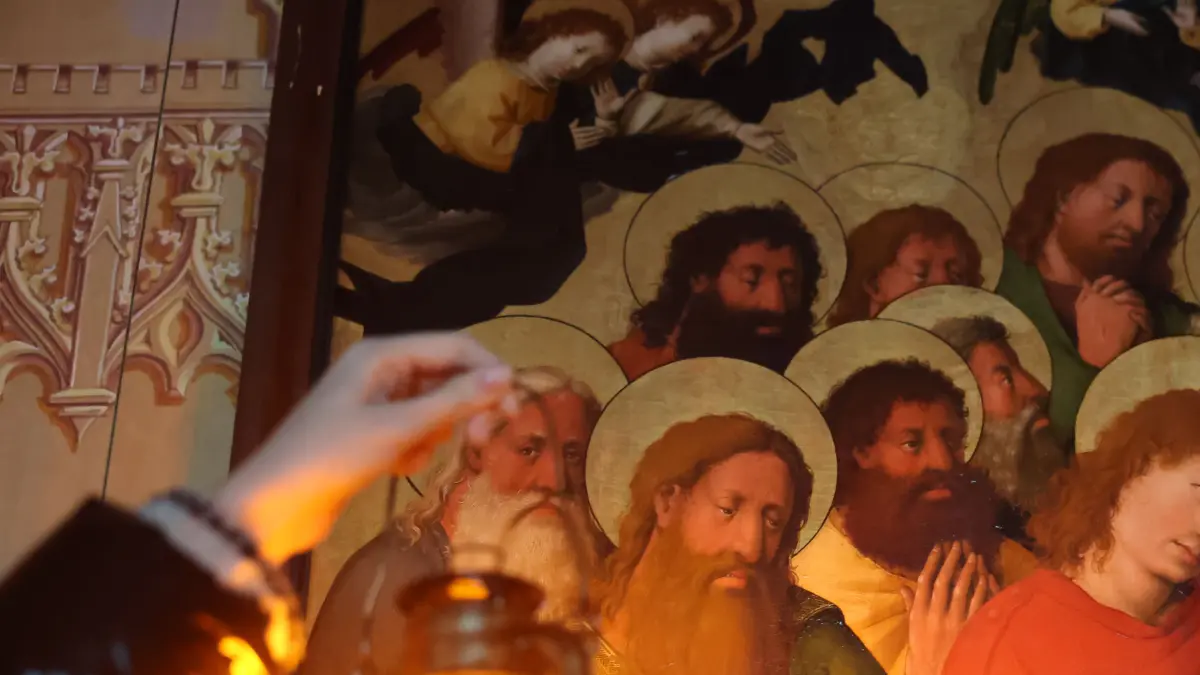 Das wertvolle Altarbild entfaltet beim Licht der Laterne einen ganz besonderen Zauber.