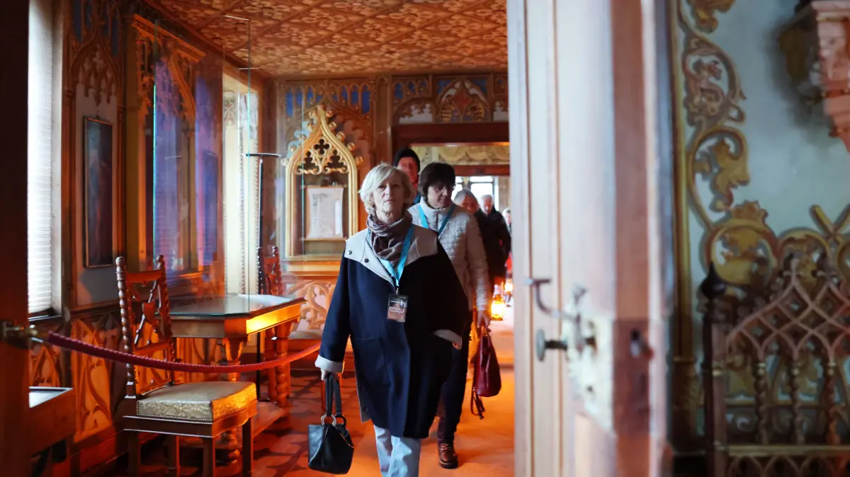 Gang durch die Räume im Schloss: Welches Highlight im Laternenlicht kommt als nächstes?