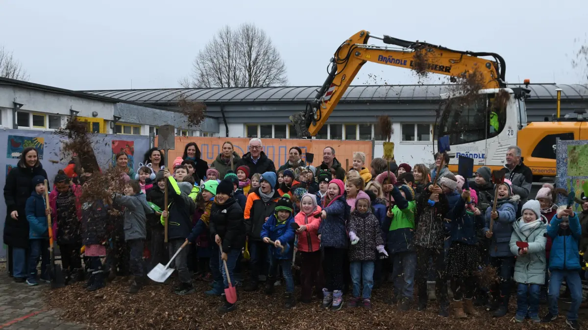 Mit einem symbolischen Spatenstich starteten die Arbeiten zum Einbau einer Mensa an der Gomadinger Sternbergschule.
