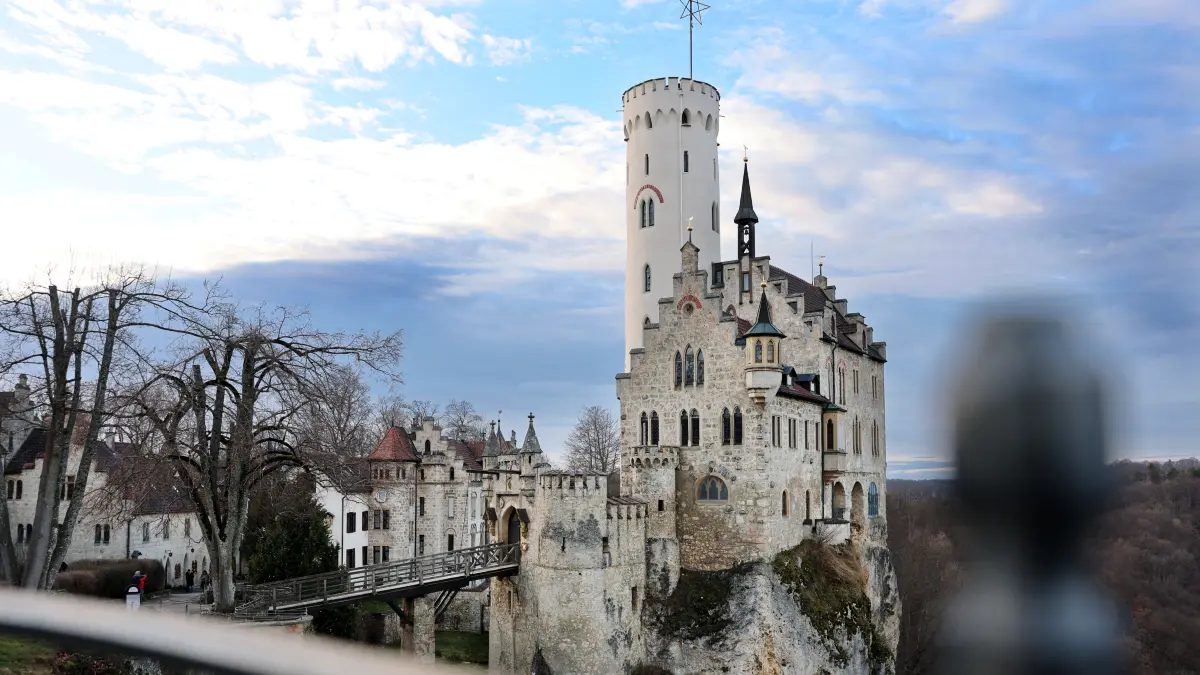 Hoch über dem Echaztal thront das 1840 nach einer Romanvorlage von Wilhelm Hauff erbaute Schloss Lichtenstein.