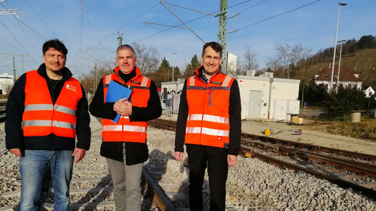 Muhammet Topaloglu, Traintech Consult, Harald Fechter, kaufmännischer Geschäftsführer der RSBNA Erms-Neckar-Bahn Schieneninfrastruktur GmbH, Prf. Dr. Tobias Bernecker, Geschäftsführer Zweckverband Regional-Stadtbahn Neckar-Alb (v.l.) Neues Stellwerk Ermstalbahn Halbstundentakt