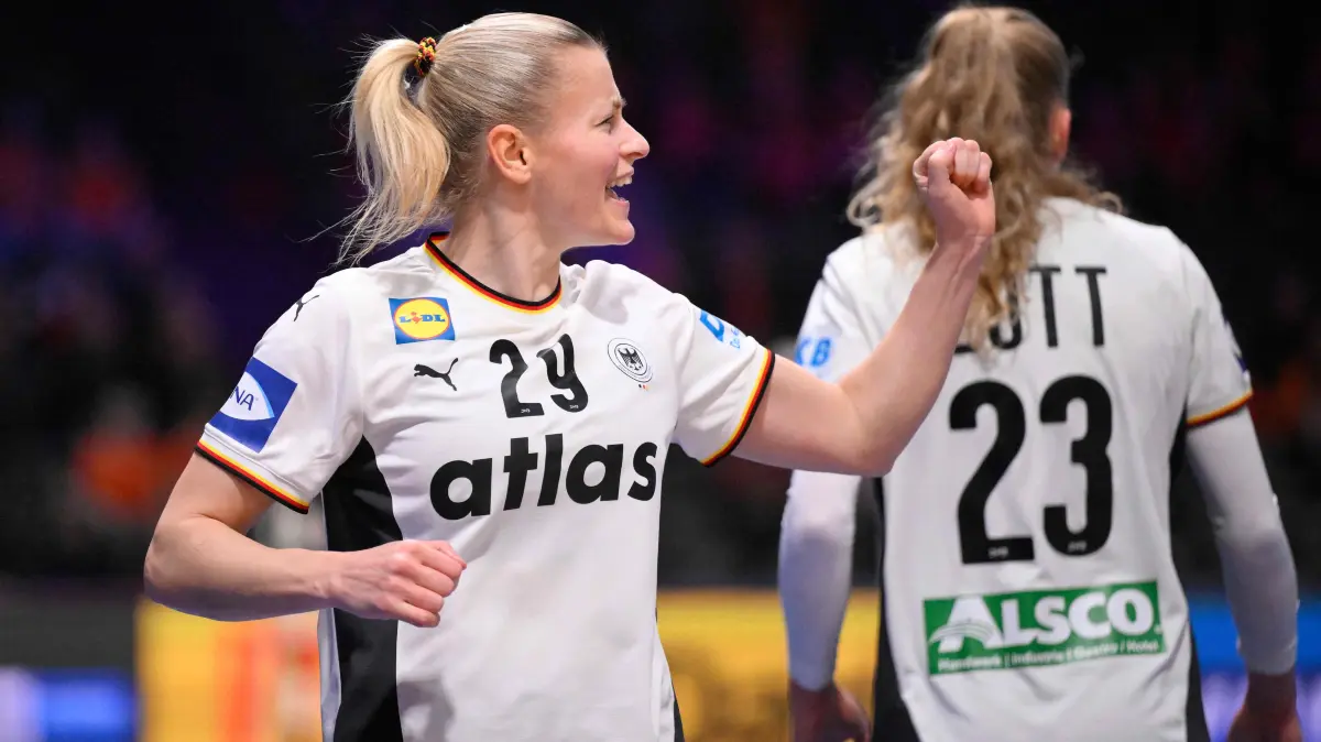 Germany's left wing #29 Antje Doll (L) celebrates afetr scoring during the IHF Women's Handball World Championship semi final match between France and Germany in Rotterdam Ahoy Arena, in Rotterdam, on December 12, 2025. (Photo by JOHN THYS / AFP)