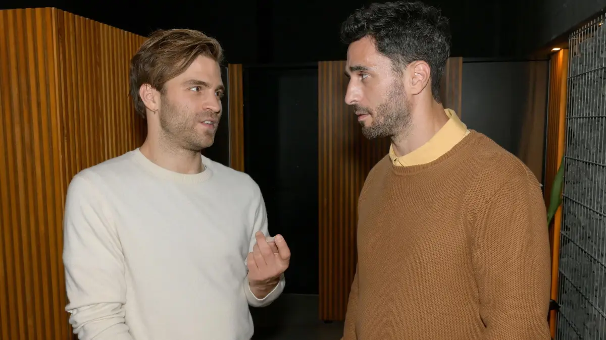 Julian (Onno Buß) wird von Tobias (Jan Kittmann) mit Kokain erwischt.