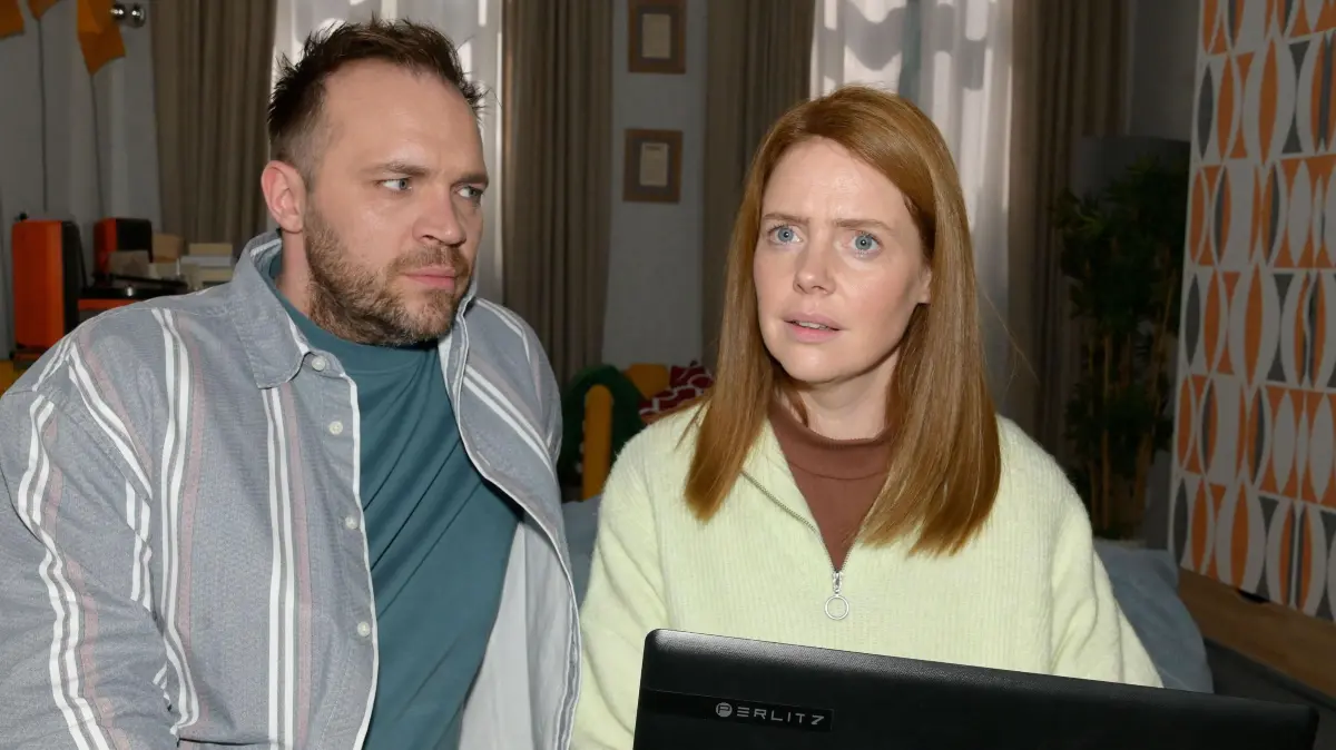 Erik (Patrick Heinrich) muss befürchten, dass Toni (Olivia Marei) Matilda auf der Spur ist.