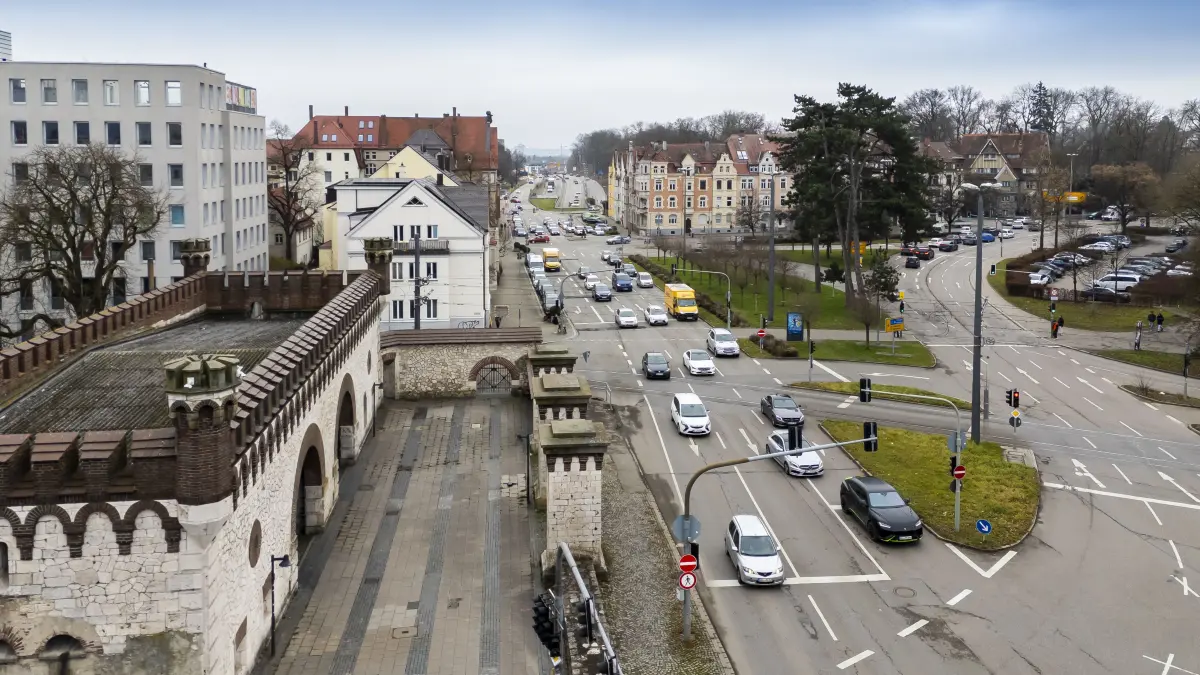 Bismarckring (B10) mit Ehinger Tor und Richtung Adenauerbrücke