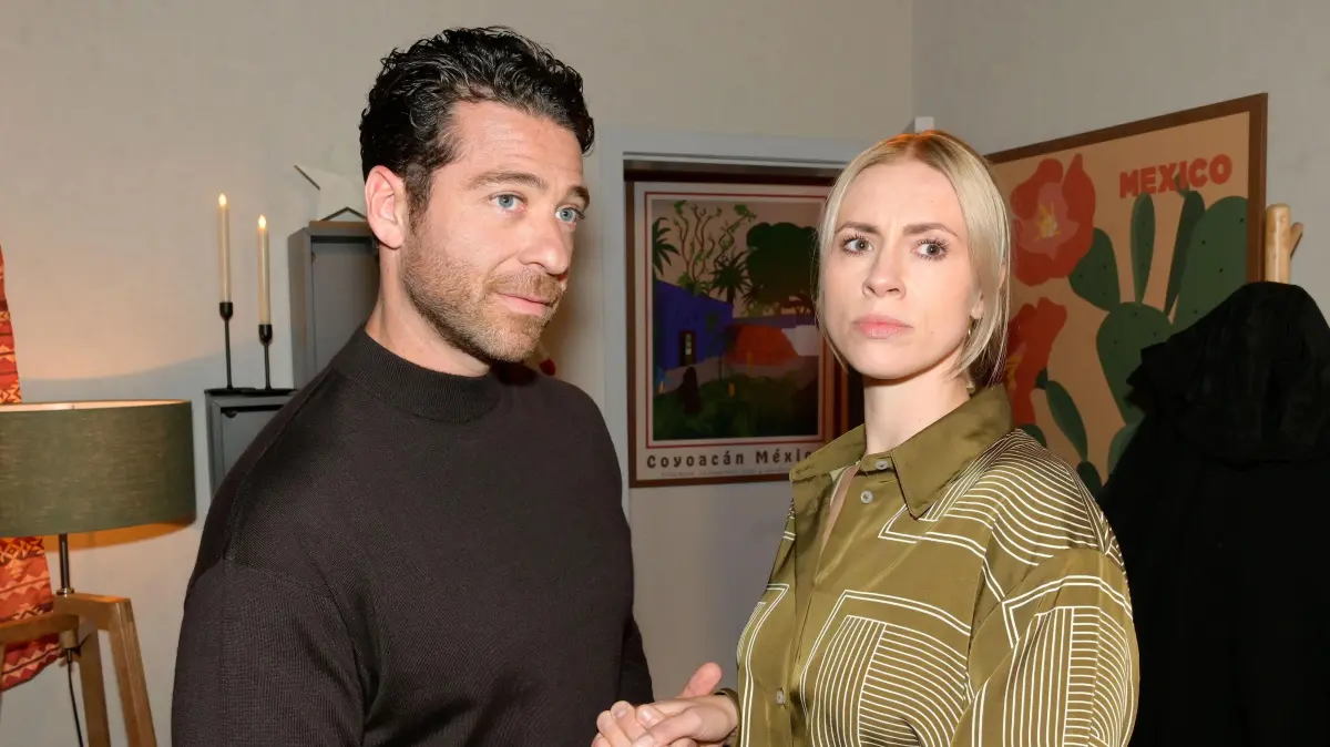 Carlos (Patrick Fernandez) erfährt die traurige Familiengeschichte von Zoe (Lara Dandelion Seibert).