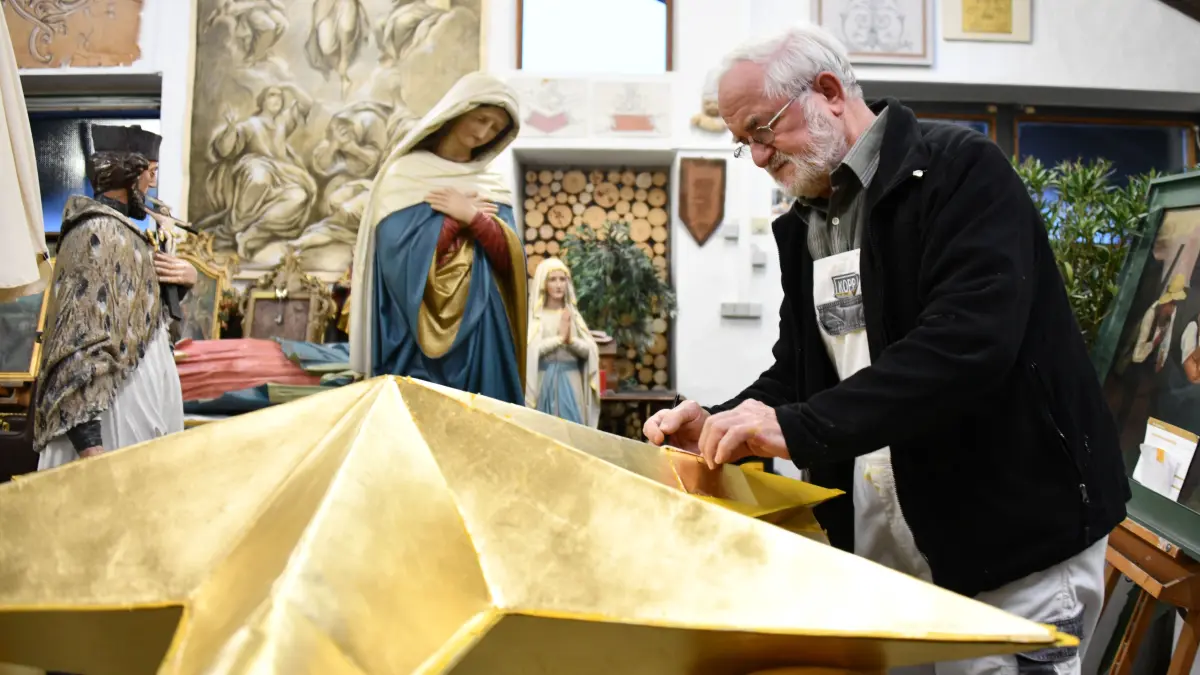 Besondere Arbeit in der Adventszeit: Restaurator Gebhard Kopp hat in den vergangenen Tagen den Stern aus Obermarchtal neu vergoldet.