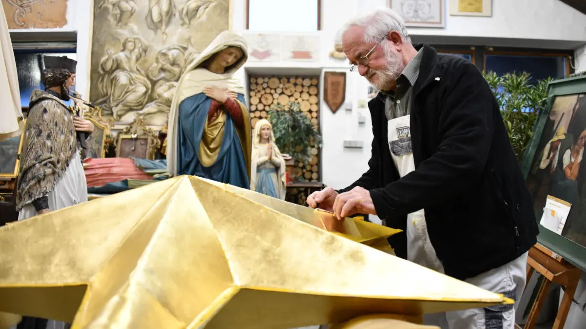 Besondere Arbeit in der Adventszeit: Restaurator Gebhard Kopp hat in den vergangenen Tagen den Stern aus Obermarchtal neu vergoldet.