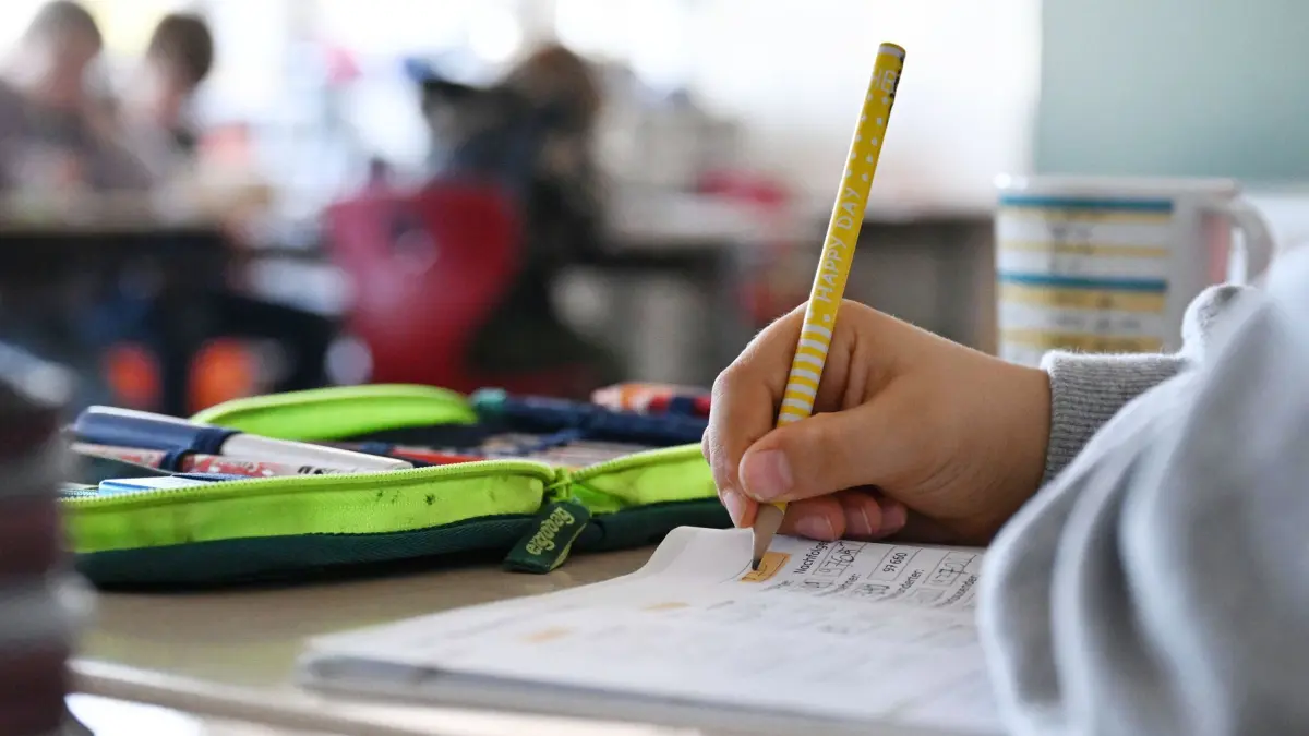 Grundschule: SYMBOLBILD - 05.11.2025, Baden-Württemberg, Stuttgart: In einer Grundschule arbeitet ein Schüler einer vierten Klasse an in einem Heft an seinen Mathematikaufgaben. (zu dpa: «Verband scheitert mit Volksantrag zu Realschulen») Foto: Bernd Weißbrod/dpa +++ dpa-Bildfunk +++