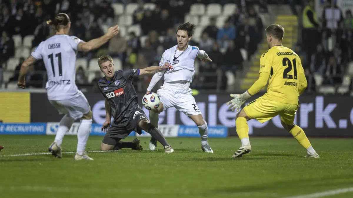Fußball, SSV Ulm (weiß) Das war das Heimspiel am Freitagabend gegen den VfL Osnabrück (schwarz)