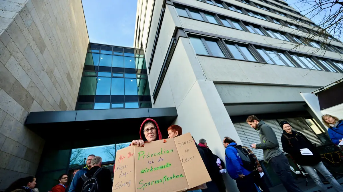 GP, Landratsamt: Übergabe der Petition "#LöwenherzStattSparpolitik" Sozialpolitik Kahlschlag Kreistag Landrat