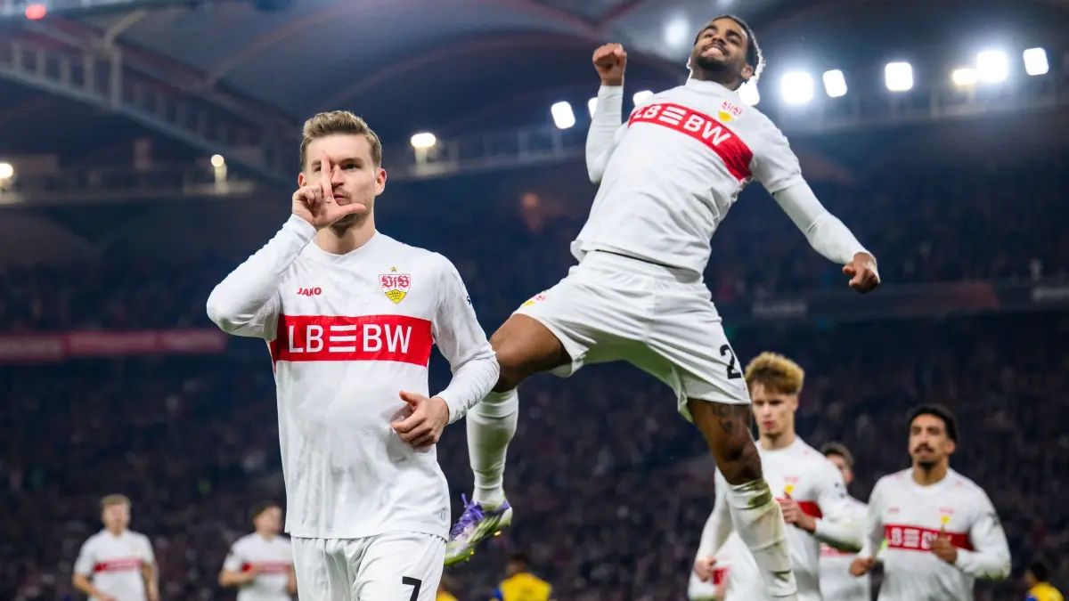 VfB Stuttgart - Maccabi Tel Aviv: 11.12.2025, Baden-Württemberg, Stuttgart: Fußball: Europa League, VfB Stuttgart - Maccabi Tel Aviv, Vorrunde, 6. Spieltag, MHPArena. Maximilian Mittelstädt (VfB Stuttgart) jubelt nach seinem Tor zum 3:0 mit Lorenz Assignon (r, VfB Stuttgart) (zu dpa: «Kritik nach VfB-Sieg: Undav verärgert über «Mentalitätsfrage»») Foto: Tom Weller/dpa +++ dpa-Bildfunk +++