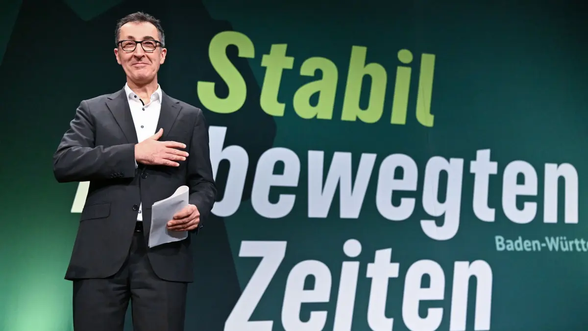 Landesparteitag Bündnis 90/Die Grünen Baden-Württemberg: 13.12.2025, Baden-Württemberg, Ludwigsburg: Cem Özdemir, (Bündnis 90/Die Grünen), Spitzenkandidat für die Landtagswahl in Baden-Württemberg 2026, steht beim Landesparteitag seiner Partei nach seiner Rede auf der Bühne. Die Partei beschließt das Wahlprogramm für die Landtagswahl 2026 und wählt neben anderen Parteigremien auch ihren Landesvorstand. Foto: Bernd Weißbrod/dpa +++ dpa-Bildfunk +++